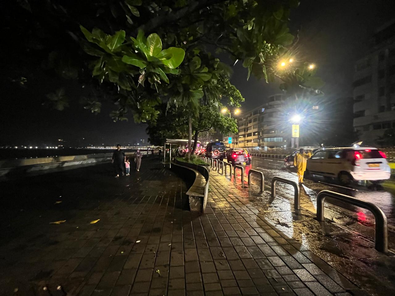 स्थानीय लोगों के मुताबिक, ज्यादातर लोग टीवी या मोबाइल पर मैच देखने के बाद अपने-अपने घरों में जश्न मना रहे थे. 