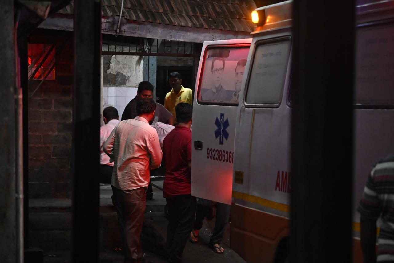 पुलिस अधिकारियों के मुताबिक, जांच दल घटना की पृष्ठभूमि और आर्य के मानसिक व आर्थिक हालात की भी पड़ताल कर रहा है.