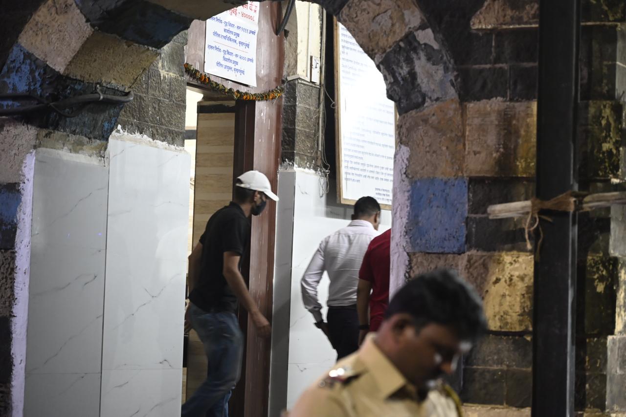 एक अधिकारी ने बताया कि पोस्टमार्टम के बाद शव को उनके परिजनों को सौंप दिया गया.