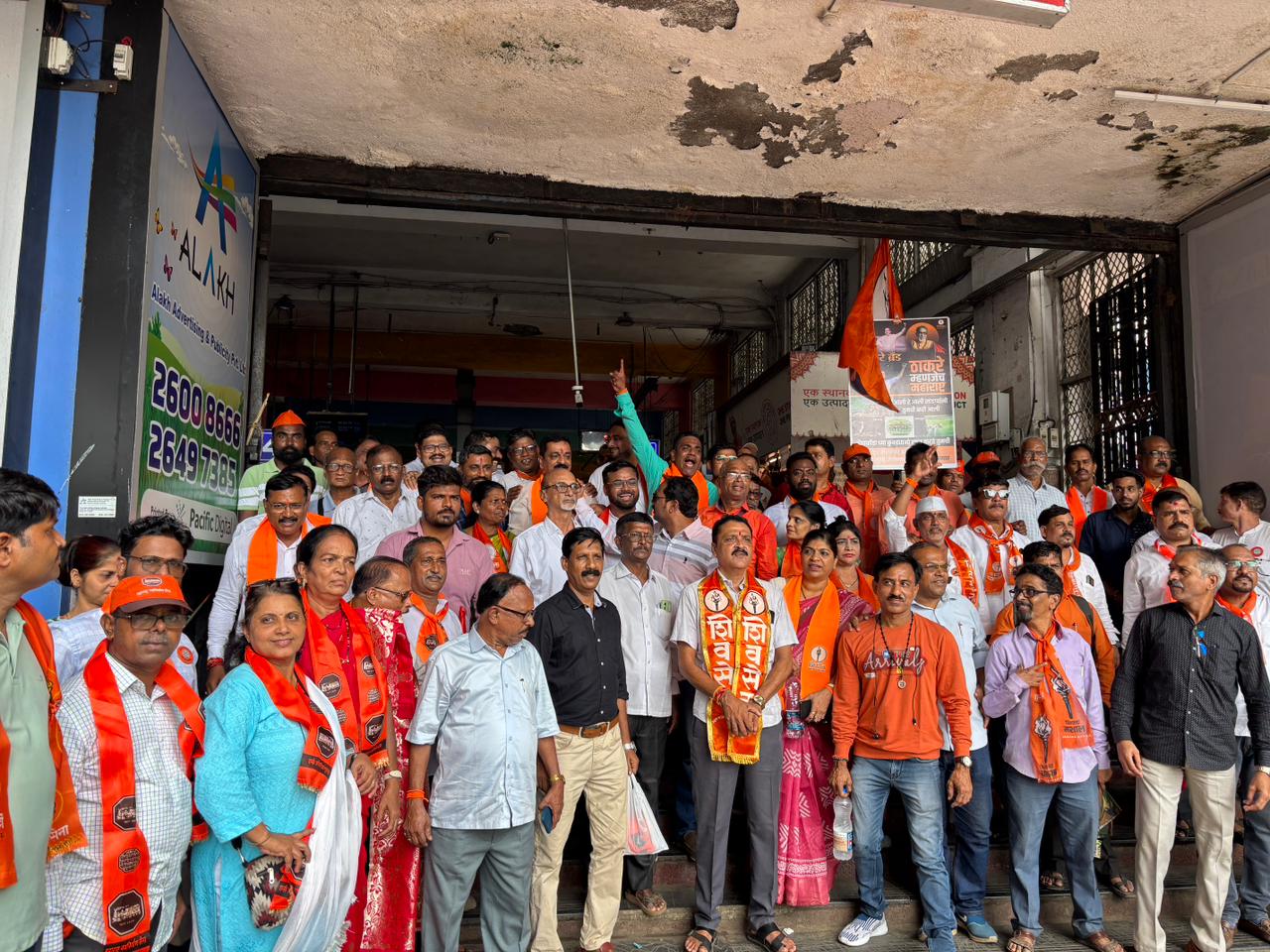 उद्धव ने सत्ताधारी गठबंधन पर निशाना साधते हुए कहा कि 