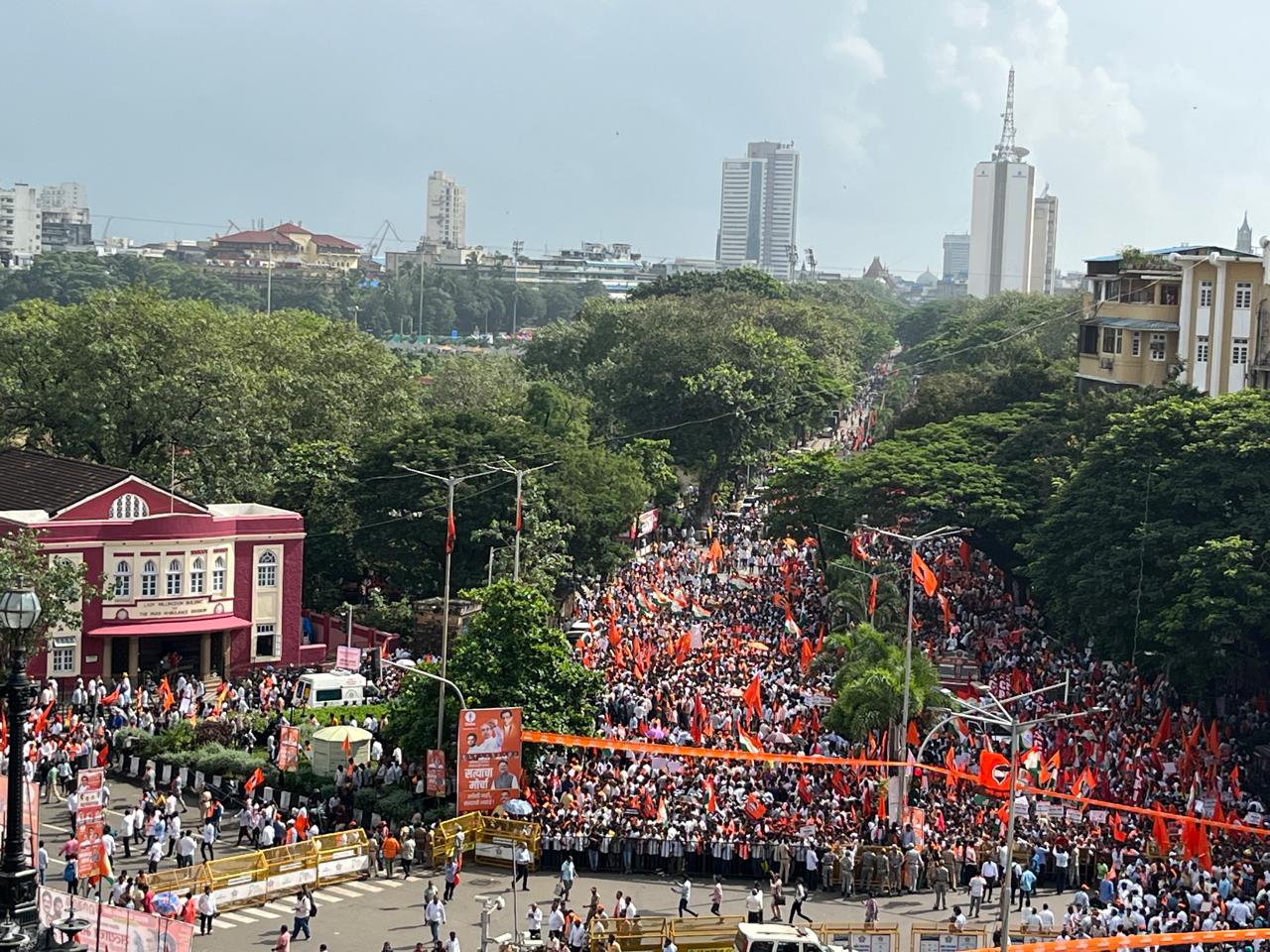 उन्होंने कहा, “मेरे पास सबूत हैं कि कल्याण, भिवंडी और मुरबाद के 4,500 मतदाता मालाबार हिल विधानसभा क्षेत्र में वोट डालते पाए गए. यह तो बस एक झलक है, असली आंकड़ा लाखों में हो सकता है.”