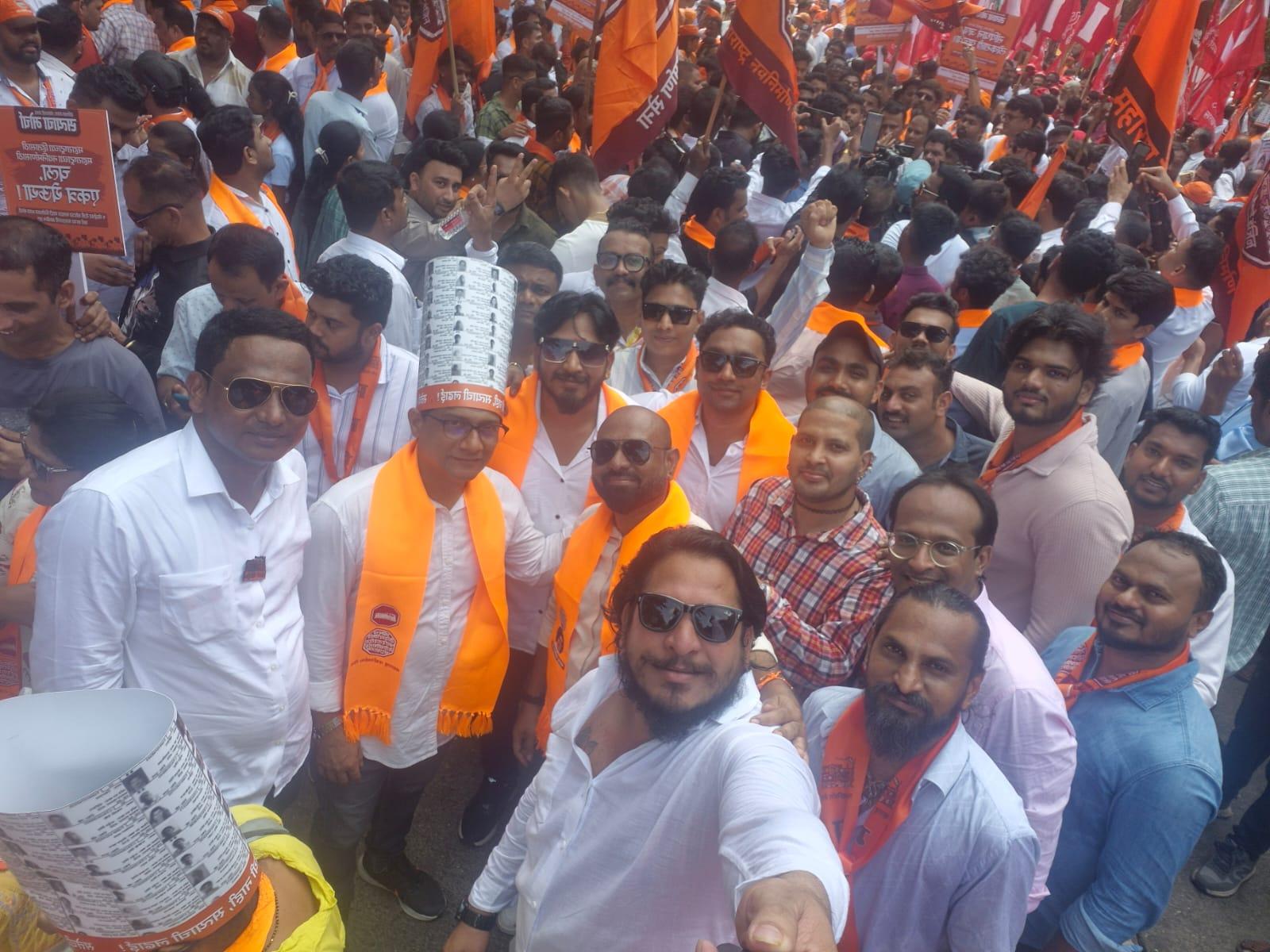 राज ने कार्यकर्ताओं से अपील करते हुए कहा कि अगर मतदान के दिन किसी केंद्र पर फर्जी मतदाता नजर आए, तो “पहले उसे सबक सिखाओ, फिर पुलिस को सौंपो.” 