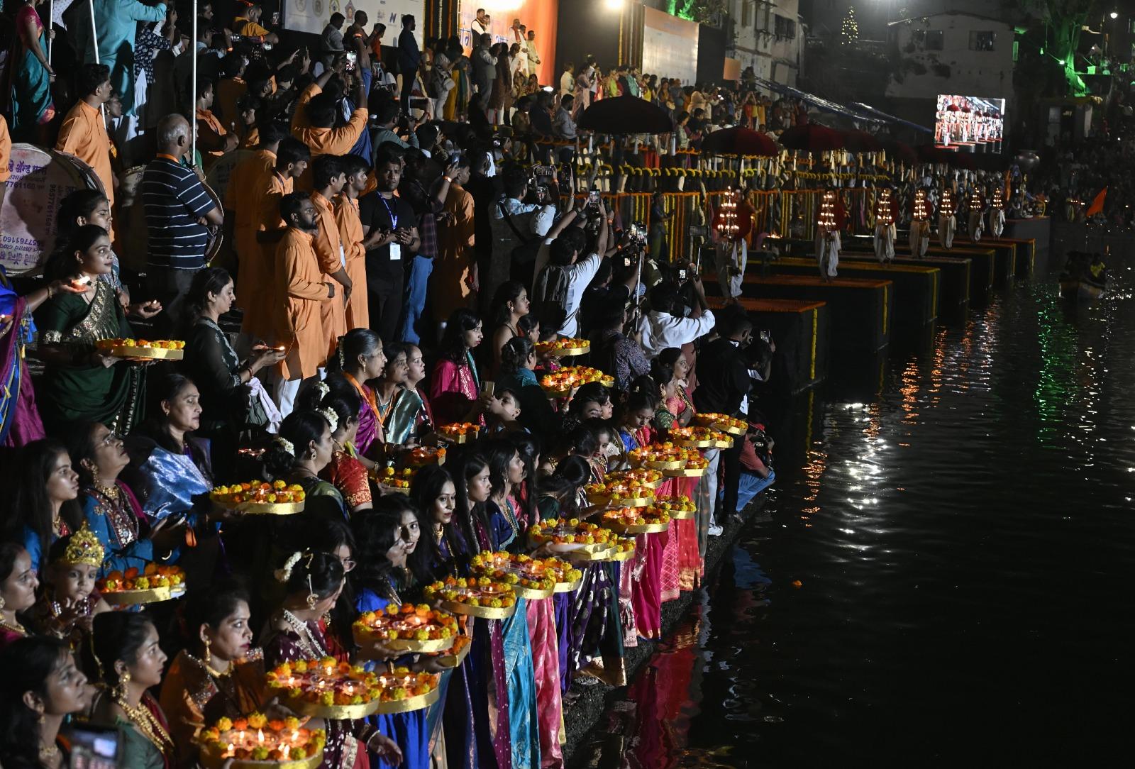 इसलिए इसे `त्रिपुरारी पूर्णिमा` कहा जाता है. यह त्योहार हिंदू पंचांग के कार्तिक महीने की पूर्णिमा तिथि को मनाया जाता है और इसे दान, ध्यान और भक्ति का अत्यंत शुभ दिन माना जाता है.