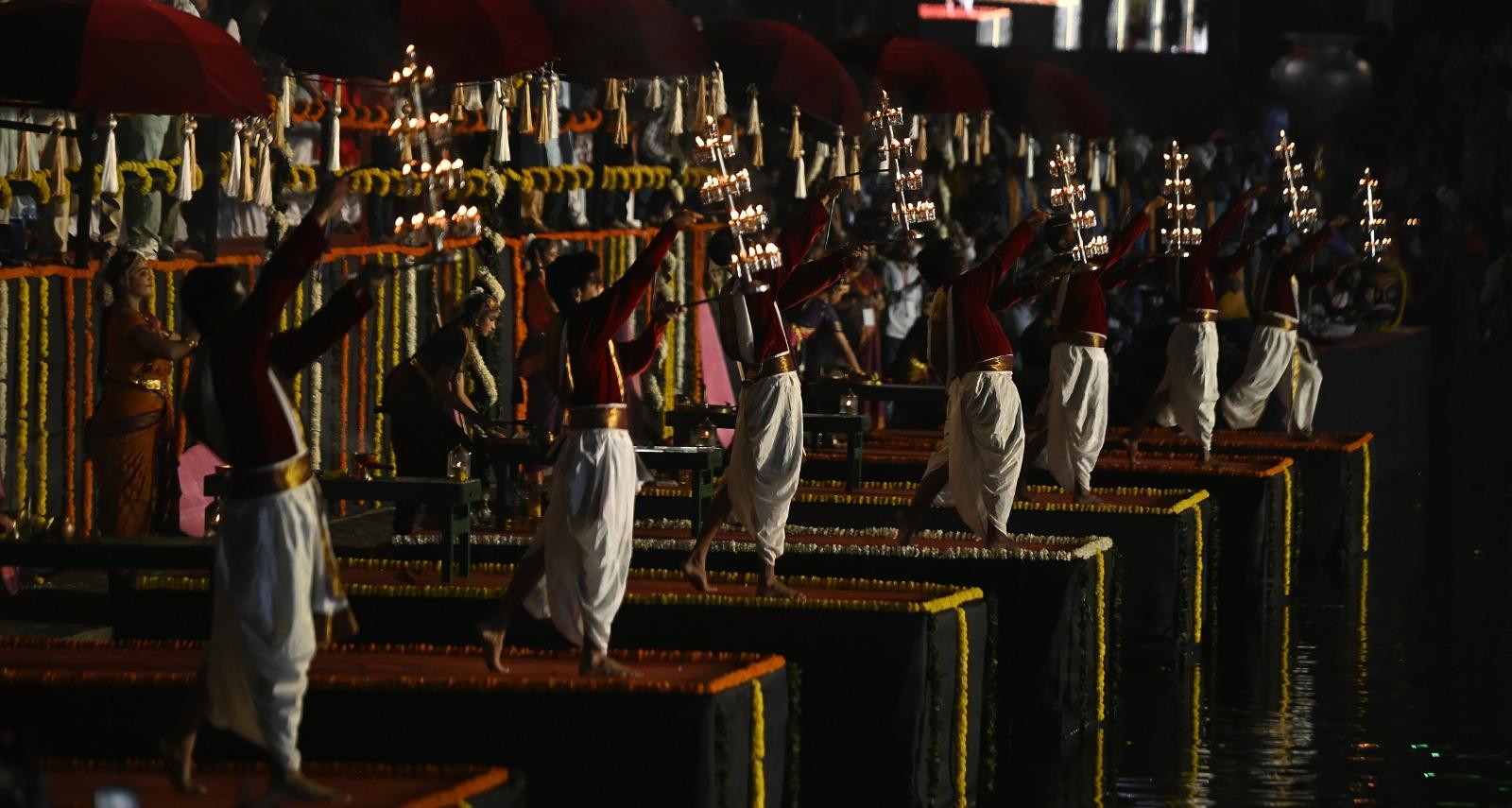 बाणगंगा तालाब, जो Walkeshwar मंदिर परिसर में स्थित है, इस अवसर पर भक्तों से खचाखच भर गया.