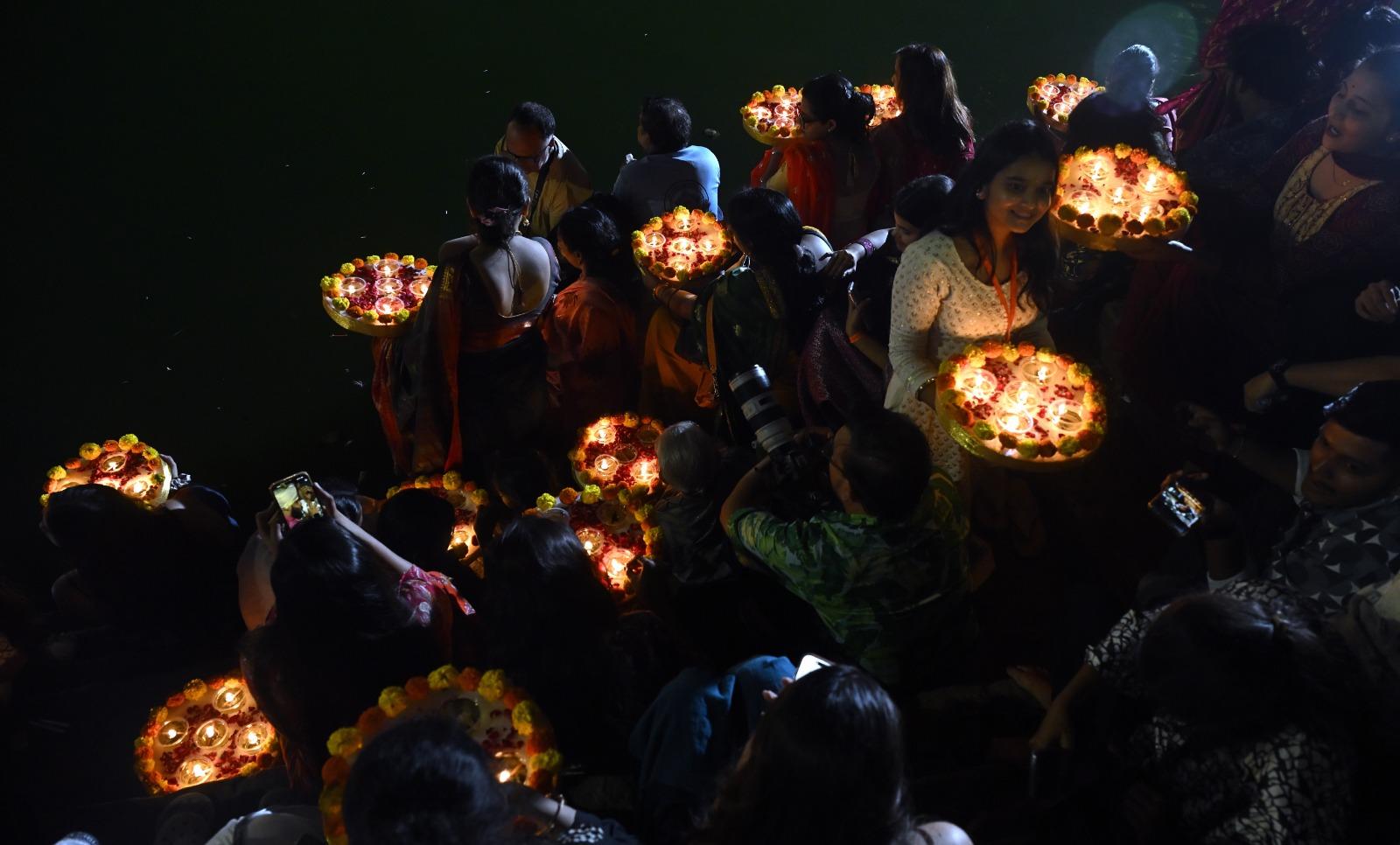 तालाब के चारों ओर दीपों की पंक्तियाँ सजीं, फूलों और सजावट से मंदिर प्रांगण सुशोभित हुआ. 