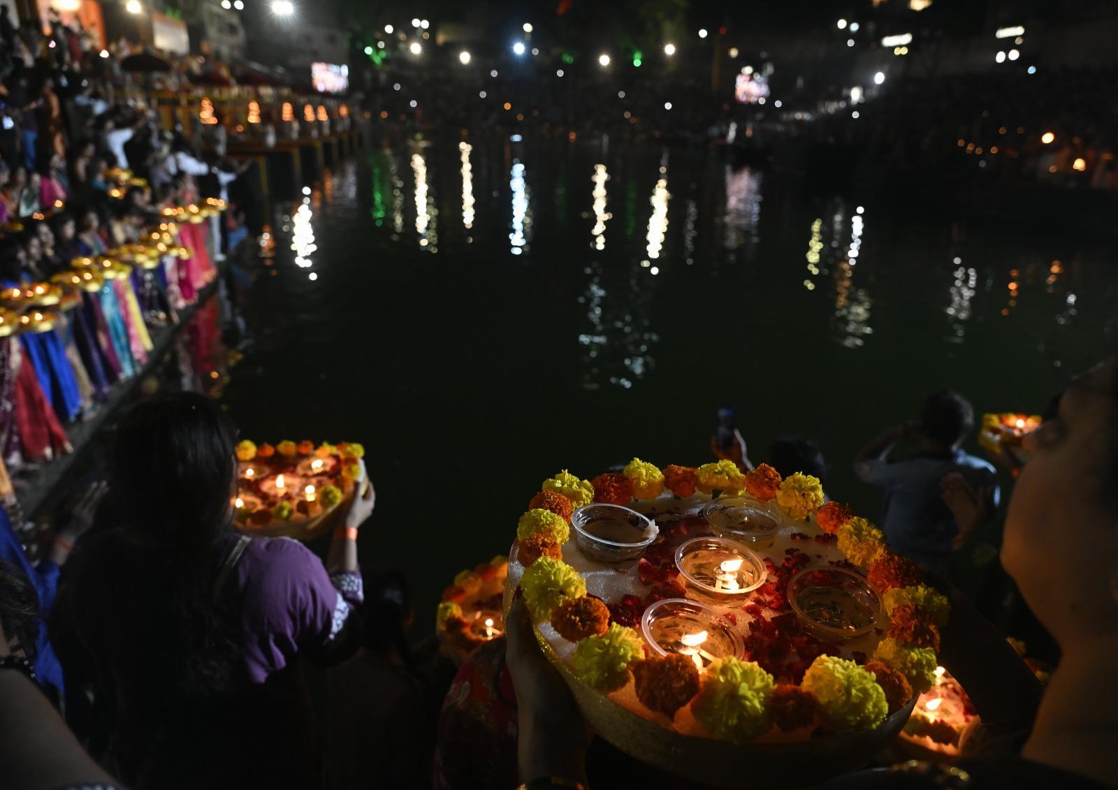 कई श्रद्धालुओं ने बाणगंगा के पवित्र जल में स्नान कर पूजा-अर्चना की और परिवार की सुख-समृद्धि की कामना की.