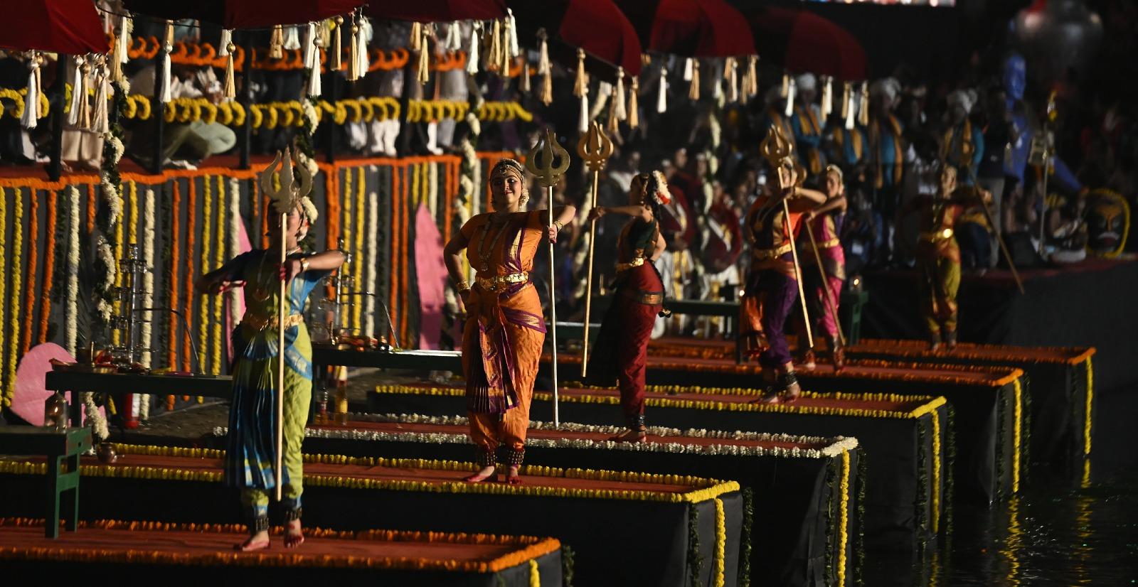 त्रिपुरारी पूर्णिमा के अवसर पर भक्त जलाशयों के किनारे दीप जलाते हैं, क्योंकि यह मान्यता है कि दीपदान से न केवल पुण्य की प्राप्ति होती है बल्कि यह जीवन में अंधकार को मिटाकर नई ऊर्जा का संचार करता है. 