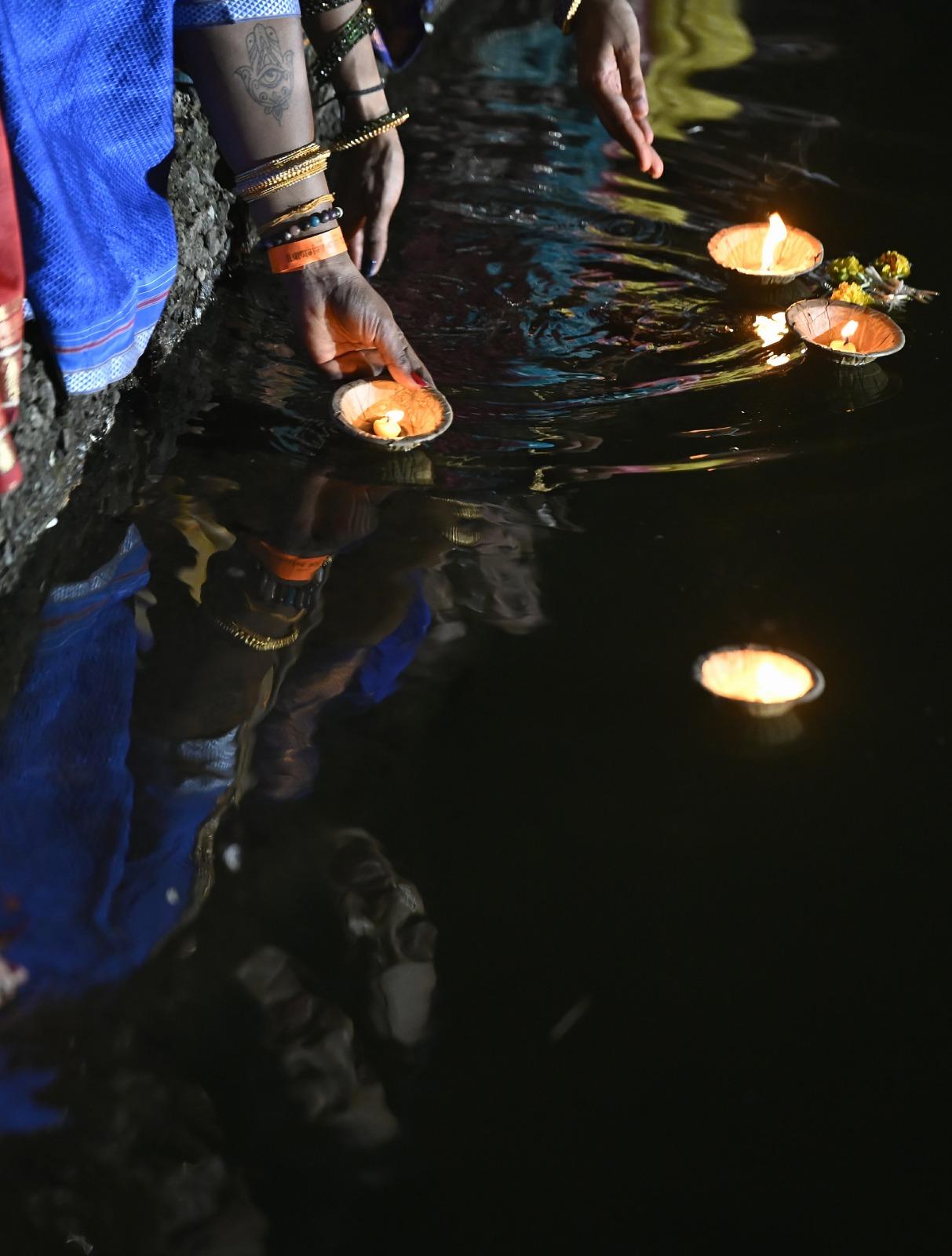 इस साल भी यहां की रोशनी, श्रद्धा और संगीत ने सभी को आध्यात्मिकता की अनुभूति कराई.