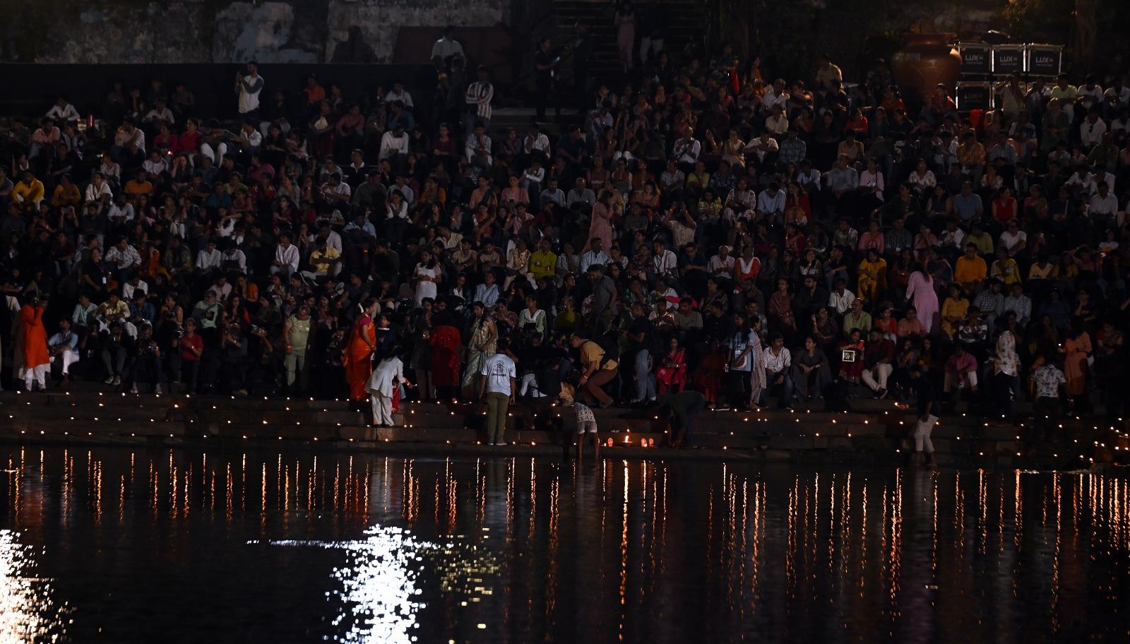 भक्तों ने भगवान शिव की आराधना करते हुए उपवास रखा और शिव मंत्रों का जाप किया. आरती के दौरान पूरा वातावरण “ॐ नमः शिवाय” के मंत्रों से गूंज उठा.