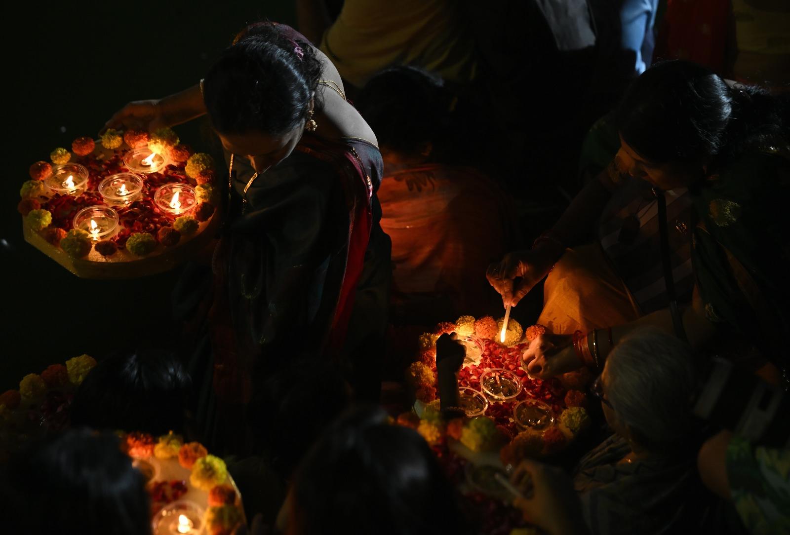 मुंबई में हर साल इस दिन बाणगंगा तालाब एक छोटे काशी के रूप में बदल जाता है.