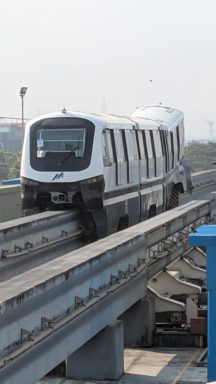 अधिकारियों ने कहा कि रेल को अस्थायी रूप से डिपो में अलग कर दिया गया है ताकि उसकी तकनीकी जाँच और मरम्मत की जा सके. फिलहाल यह स्पष्ट नहीं है कि क्षति कितनी गंभीर है और इसे ठीक करने में कितना समय लगेगा.