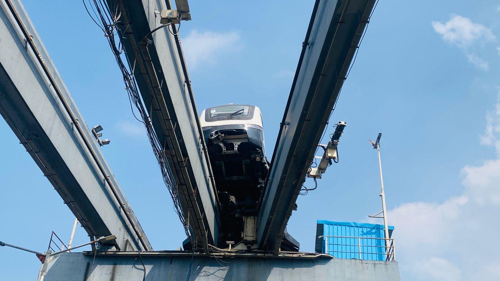 मुंबई मेट्रोपॉलिटन रीजन डेवलपमेंट अथॉरिटी (MMRDA) के सूत्रों ने बताया कि दुर्घटना की जानकारी मिलते ही तकनीकी टीम मौके पर पहुंची और परीक्षण प्रक्रिया को तुरंत रोक दिया गया. 