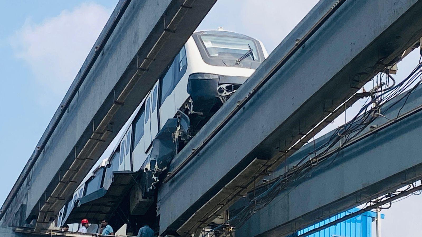 इसी बीच, गाइडवे बीम स्विच को सक्रिय कर दिया गया, जबकि मोनोरेल रेल उसी बिंदु पर खड़ी थी. इस कारण रेल का एक हिस्सा बीम से टकरा गया और उसमें संरचनात्मक क्षति दर्ज की गई.