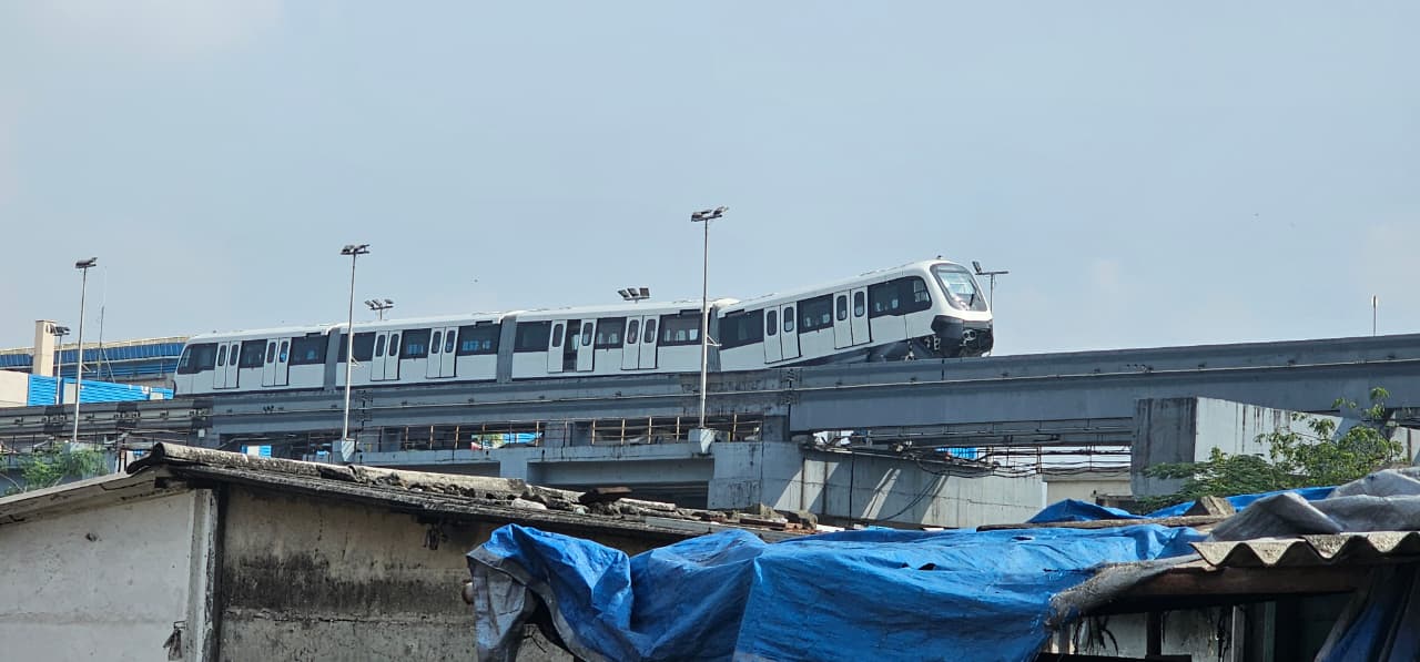 MMRDA ने कहा कि घटना की विस्तृत जांच रिपोर्ट आने के बाद ही आगे की कार्रवाई तय की जाएगी. फिलहाल यात्रियों की सुरक्षा को ध्यान में रखते हुए मोनोरेल के नियमित परिचालन पर कोई असर नहीं पड़ा है.