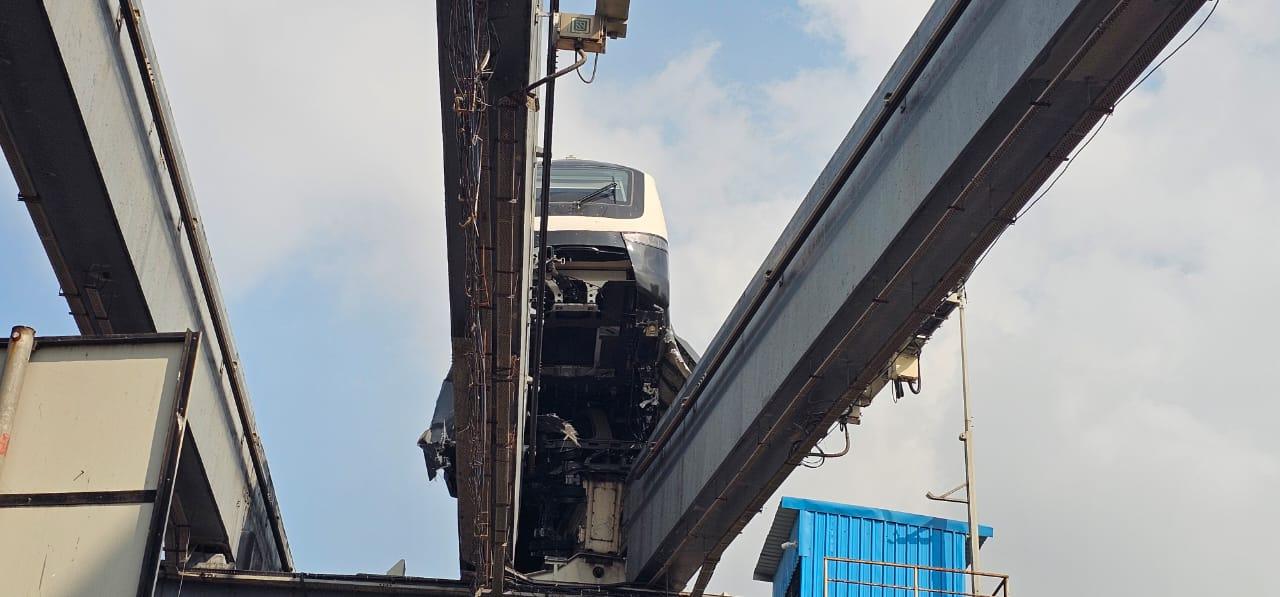 अनुमान के अनुसार, गाइडवे और रेल दोनों को मामूली नुकसान हुआ है, लेकिन संरचनात्मक सुरक्षा की विस्तृत समीक्षा आवश्यक है.