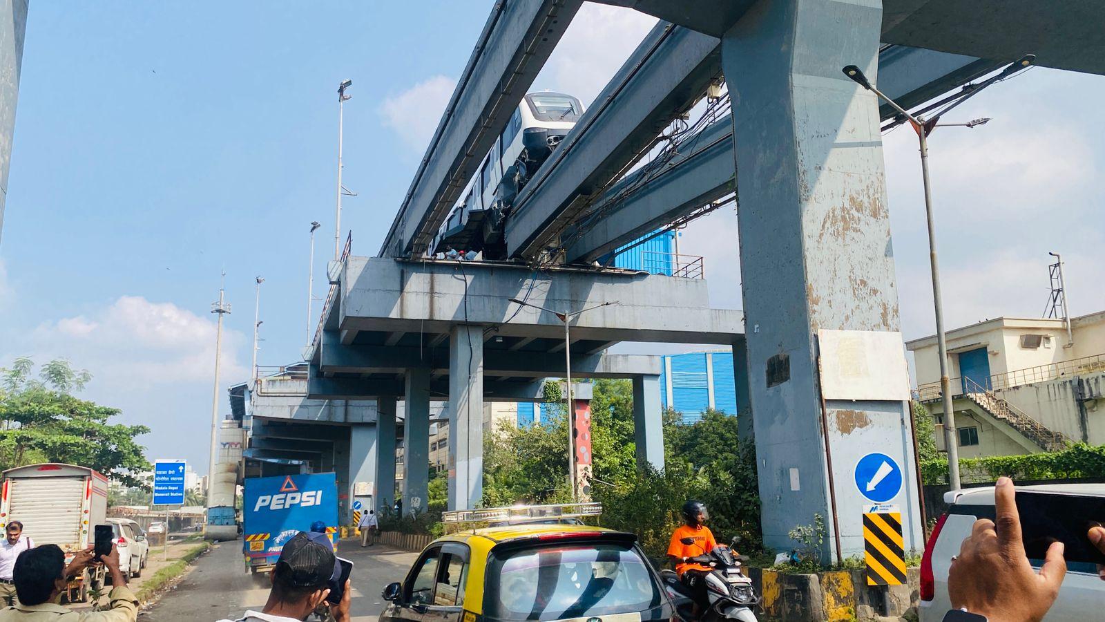 घटना की आंतरिक जांच शुरू कर दी गई है और मेधा कंपनी, जो सिग्नलिंग और रोलिंग स्टॉक की तकनीकी सपोर्ट प्रदाता है, से विस्तृत रिपोर्ट मांगी गई है.