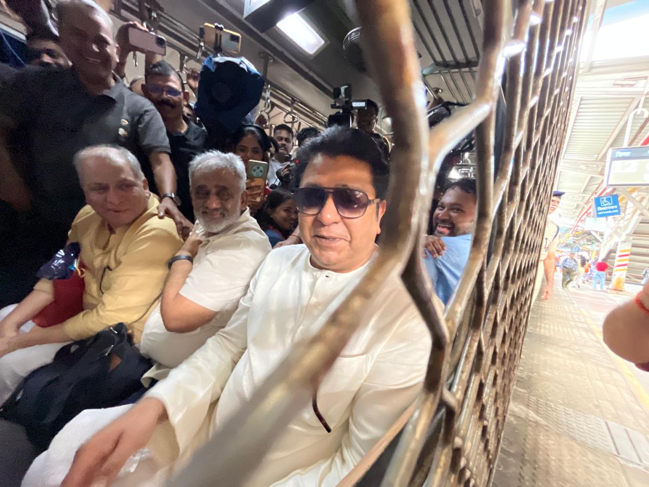 सोशल मीडिया पर उनकी लोकल ट्रेन से की हुई यात्रा की कई तस्वीरें वायरल हो रही हैं.