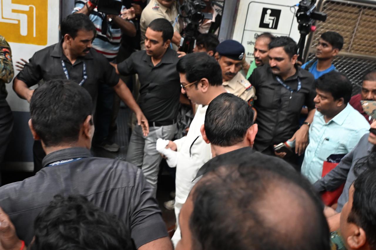 विपक्षी नेताओं ने चेतावनी दी है कि अगर सरकार ने मतदाता सूची की गड़बड़ियों की जांच नहीं की, तो यह आंदोलन और व्यापक रूप लेगा.