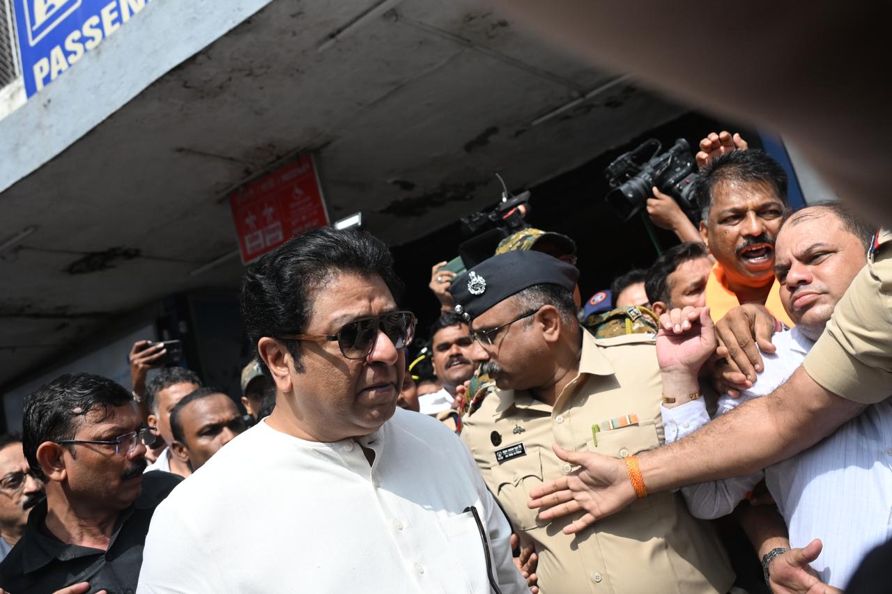 बीएमसी मुख्यालय और मेट्रो सिनेमा के आसपास अतिरिक्त पुलिस बल तैनात किया गया है.