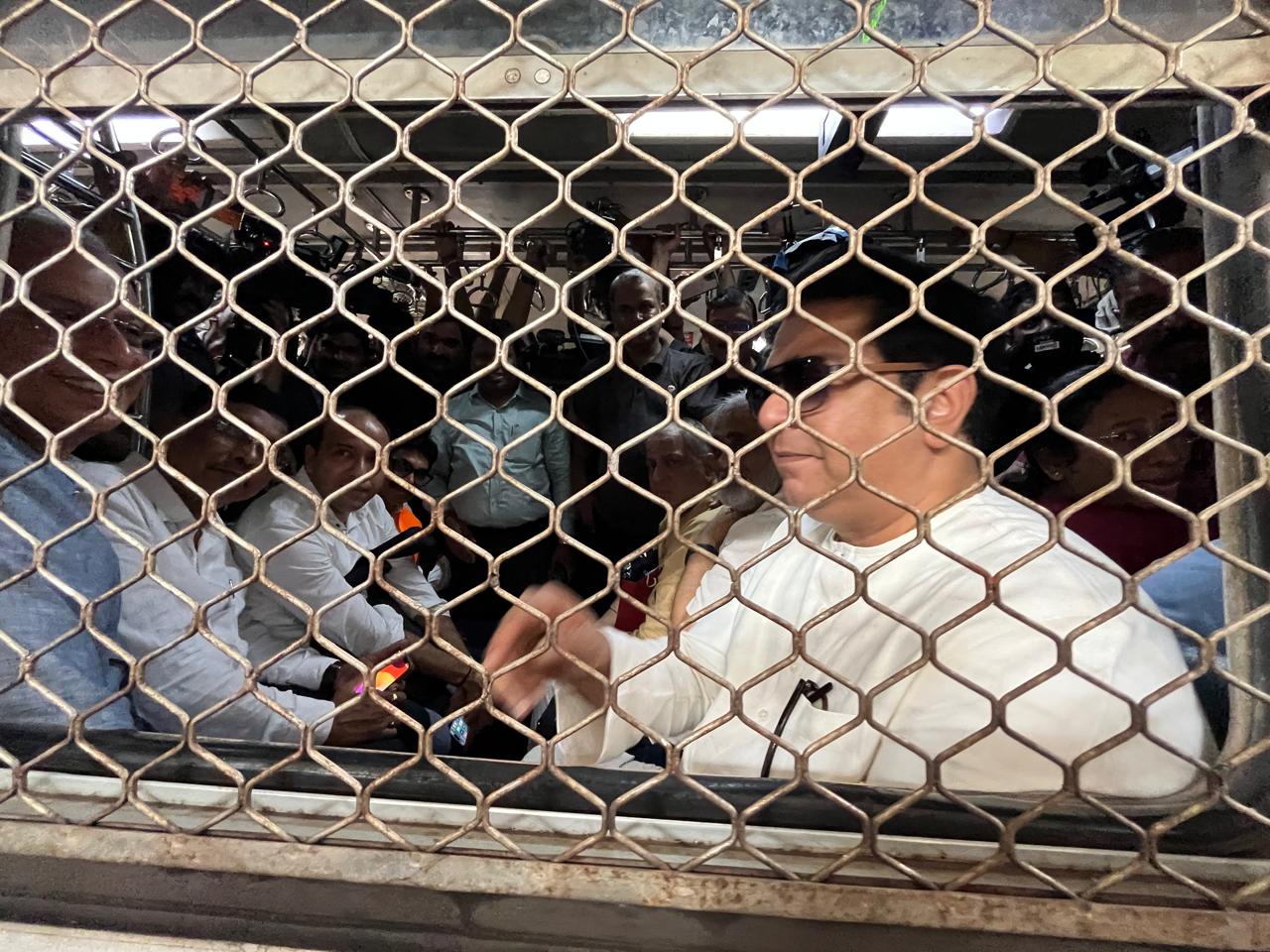 इस मोर्चे में मनसे के साथ-साथ शरद पवार गुट (राष्ट्रवादी कांग्रेस पार्टी-एसपीए), उद्धव ठाकरे की शिवसेना (उद्धव बालासाहेब ठाकरे), कांग्रेस, माकपा, समाजवादी पार्टी, एसएचकेएपी और अन्य संगठनों के नेता भी शामिल हैं.