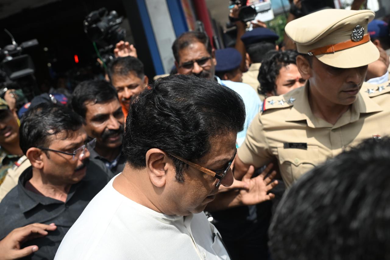 राज ठाकरे ने कहा कि `यह लड़ाई लोकतंत्र की रक्षा के लिए है, क्योंकि अगर मतदाता सूची में ही गड़बड़ी रहेगी तो चुनाव का असली अर्थ खत्म हो जाएगा.`