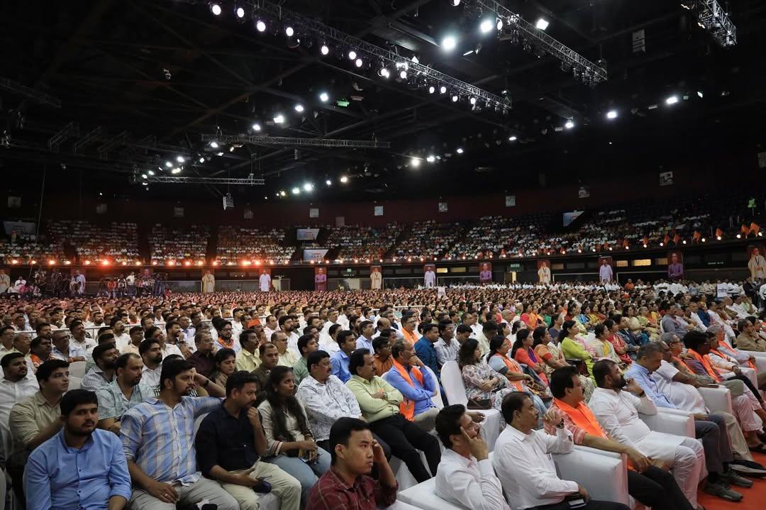 प्रेजेंटेशन के दौरान आदित्य ने कई दस्तावेज़ी साक्ष्य और आंकड़े पेश किए. उन्होंने वर्ली विधानसभा क्षेत्र का उदाहरण देते हुए बताया कि एक व्यक्ति, जिसका नाम लोकसभा चुनावों की मतदाता सूची से मृत घोषित कर हटा दिया गया था, वही नाम विधानसभा चुनावों की सूची में फिर से दर्ज हो गया. उन्होंने व्यंग्य करते हुए कहा, ‘शायद उस व्यक्ति का पुनर्जन्म हो गया होगा.’