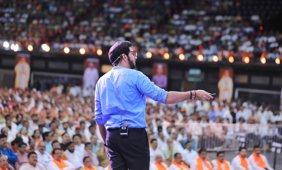 ठाकरे ने कहा, ‘पहले हमें लगा कि दिक्कत मशीन में है, लेकिन असल खेल मतदाता सूची में हुआ. जो वोट देना चाहते थे, उनका नाम गायब था और जो मर चुके थे, वे मतदाता सूची में जीवित दिखाए गए.’