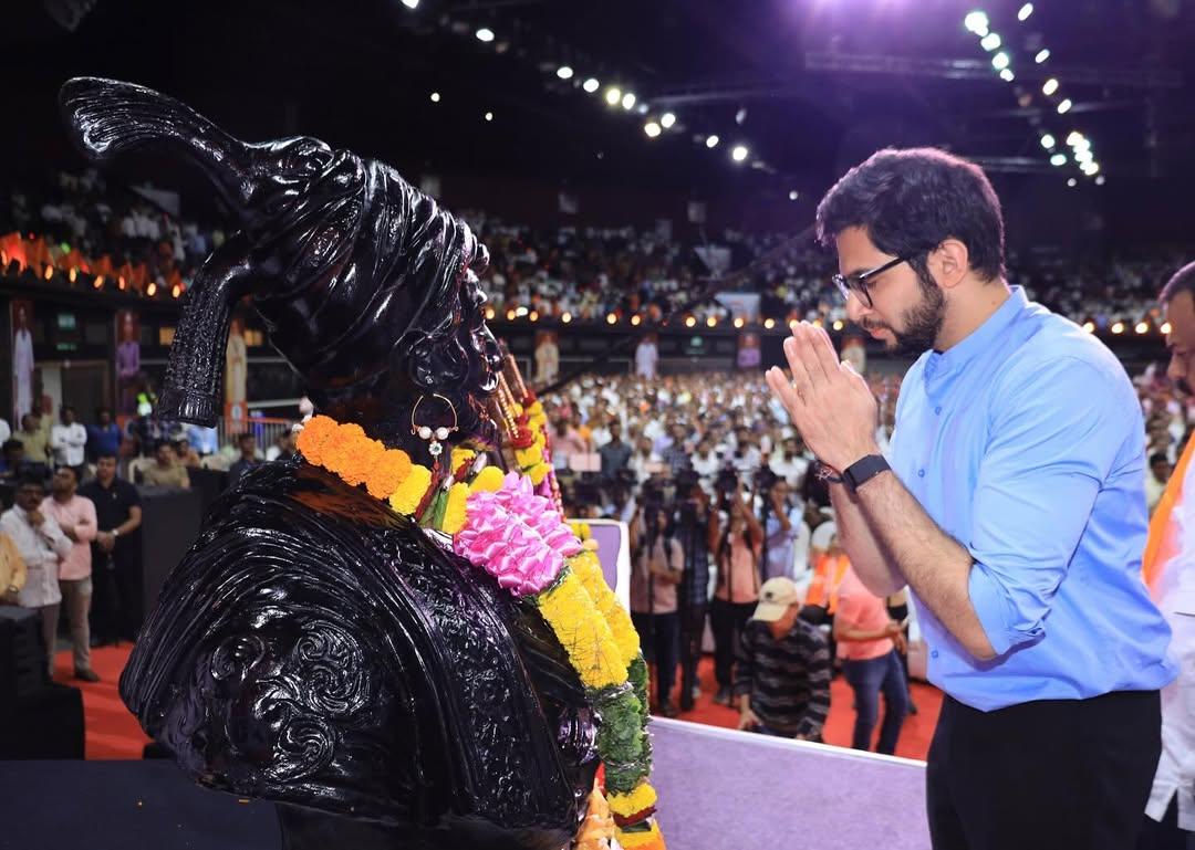 आदित्य ठाकरे की यह प्रेजेंटेशन राहुल गांधी द्वारा सितंबर में दी गई उस रिपोर्ट की तर्ज पर थी, जिसमें उन्होंने मतदाता सूची में व्यापक हेरफेर का आरोप लगाते हुए इसे ‘वोट चोरी’ कहा था. ठाकरे का दावा है कि महाराष्ट्र की राजनीति में अब मतदाता सूची पारदर्शिता का मुद्दा सबसे बड़ा चुनावी हथियार बनेगा.