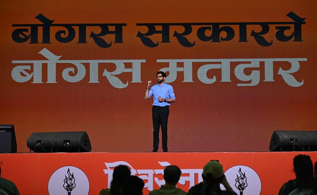 उन्होंने आगे कहा कि सरकार ने फर्जी मतदाताओं को जोड़कर और वास्तविक नाम हटाकर चुनावी परिणामों को प्रभावित किया.