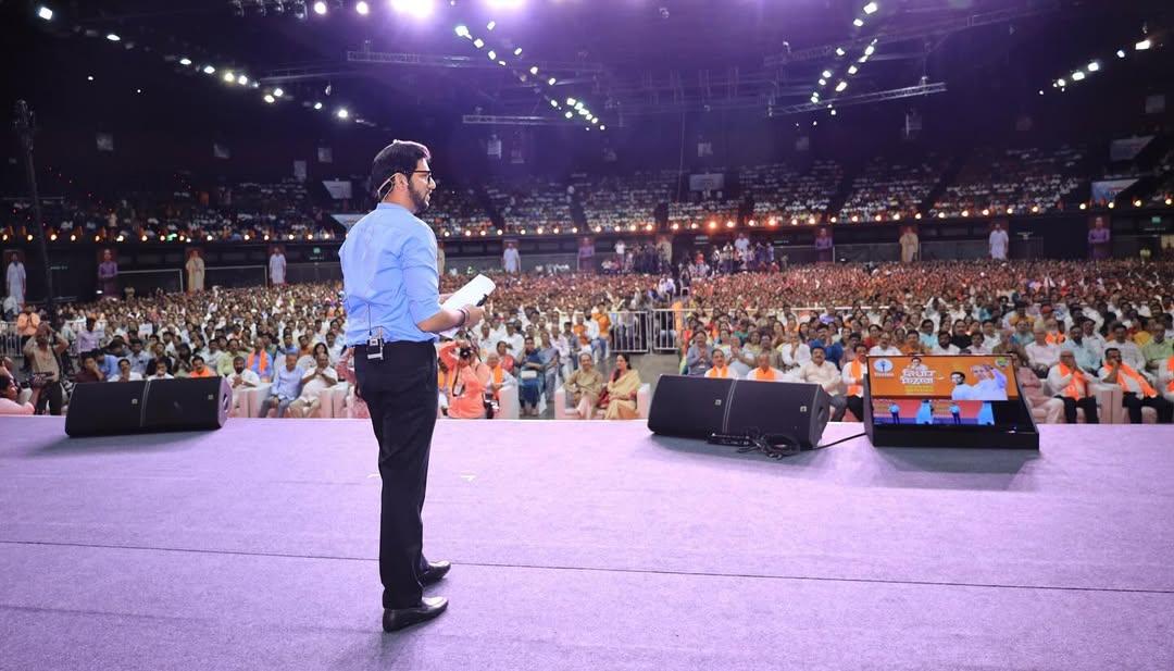 उन्होंने बताया कि मई से अक्टूबर 2024 के बीच वर्ली विधानसभा में कुल मतदाताओं की संख्या 2,52,970 से बढ़कर 2,63,352 हो गई. इस अवधि में करीब 16,000 नए मतदाता जोड़े गए और 5,000 नाम हटाए गए, लेकिन विस्तृत विश्लेषण के बाद लगभग 19,000 विसंगतियाँ पाई गईं. ठाकरे के अनुसार, ‘यह वोट चोरी के अलावा और कुछ नहीं है.’