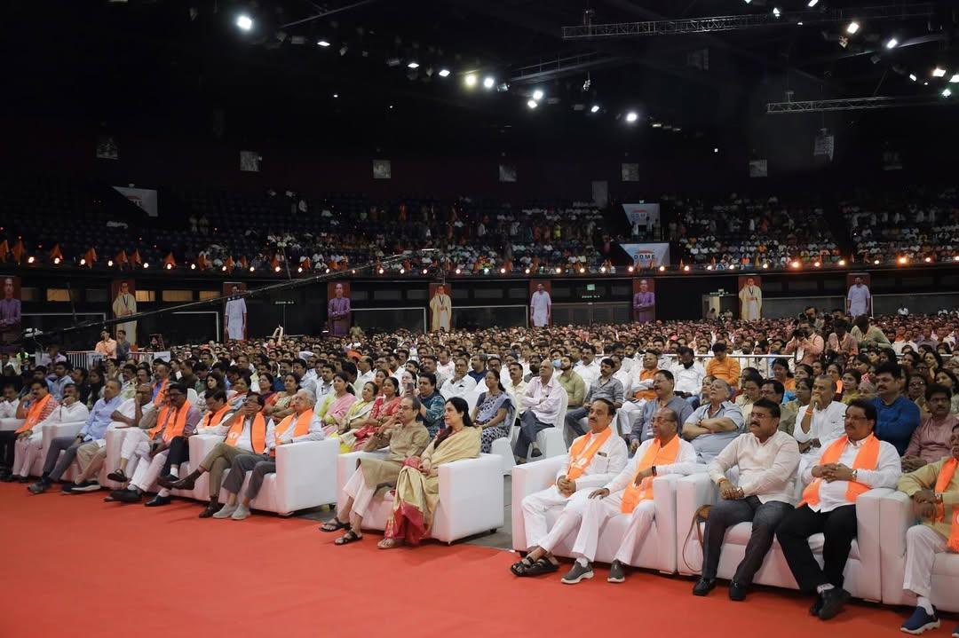 उन्होंने भारतीय चुनाव आयोग (ECI) पर भी सवाल उठाते हुए कहा कि इतने बड़े स्तर पर गड़बड़ी कैसे हो सकती है जबकि चुनाव आयोग खुद इस प्रक्रिया की निगरानी करता है. आदित्य ने आयोग से जवाब मांगा कि आखिर इतने कम समय में हजारों फर्जी नाम कैसे जोड़े और हटाए गए.