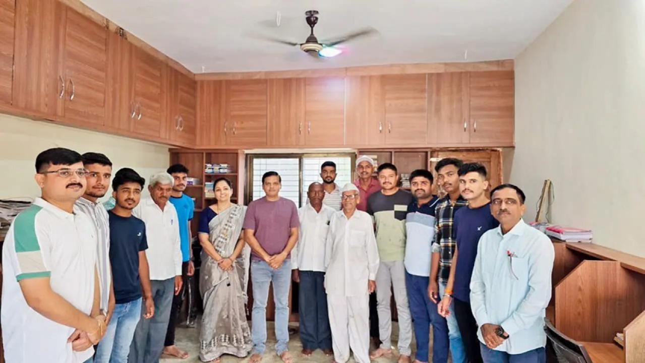 Iग्रामीण छात्रों के सपनों का सहारा बना आईएएस अधिकारी का अध्ययन केंद्र