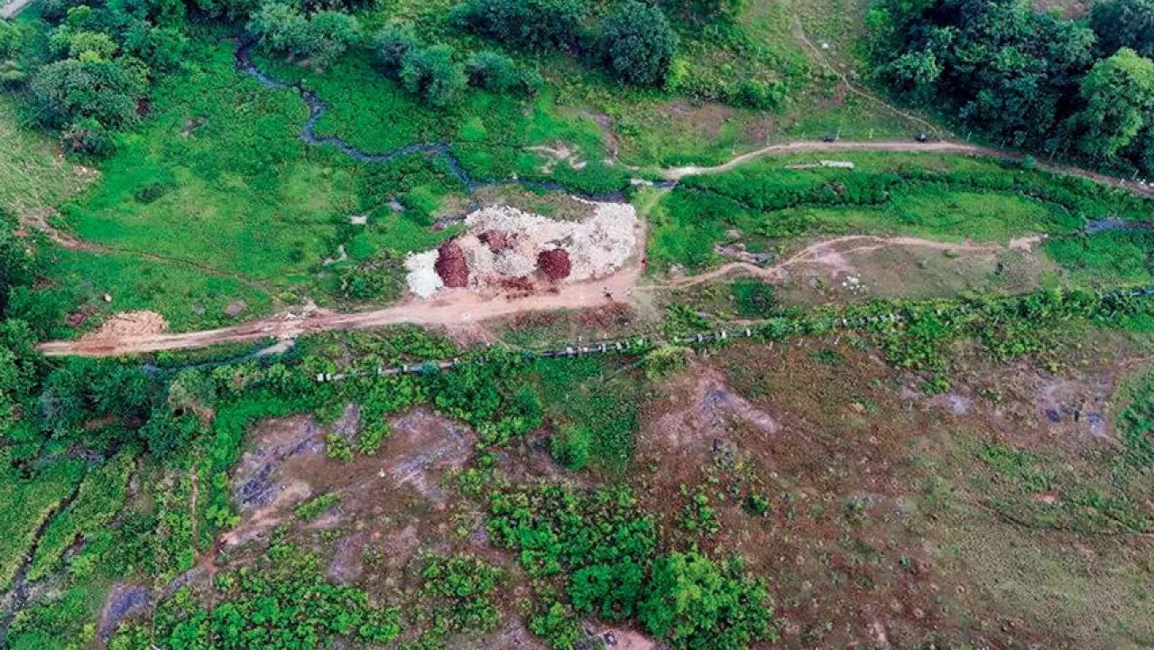 भूमि का एक हवाई शॉट जिसे कथित तौर पर अवैध रूप से समतल किया गया था. भूमि का एक हवाई शॉट जिसे कथित तौर पर अवैध रूप से समतल किया गया था.