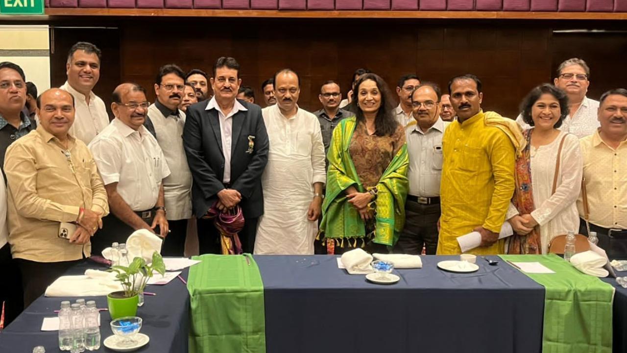 पुणे में हुई एक बैठक में महाराष्ट्र ओलंपिक संघ के 22 से अधिक संगठनों ने उपमुख्यमंत्री और मौजूदा अध्यक्ष अजित पवार के समर्थन की घोषणा की.  पुणे में हुई एक बैठक में महाराष्ट्र ओलंपिक संघ के 22 से अधिक संगठनों ने उपमुख्यमंत्री और मौजूदा अध्यक्ष अजित पवार के समर्थन की घोषणा की.