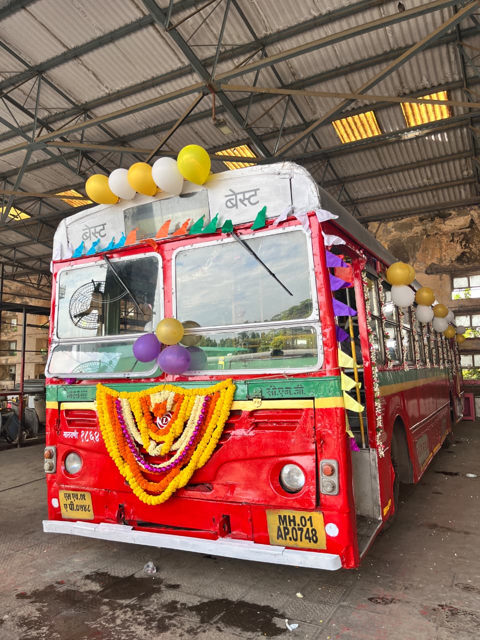रास्ते में मुंबईकरों ने बस को हाथ हिलाकर अलविदा कहा—जैसे किसी पुराने दोस्त से बिछड़ रहे हों.