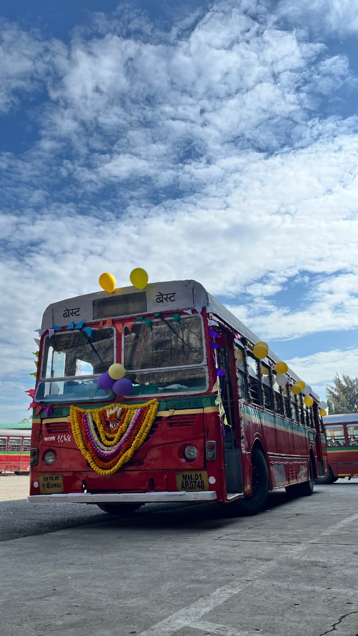 दहिसर पहुंचने पर ड्राइवर संतोष कुमार शर्मा, कंडक्टर विश्वास भुलुगड़े और इंजीनियर पेडनेकर को शॉल और श्रीफल देकर सम्मानित किया गया.