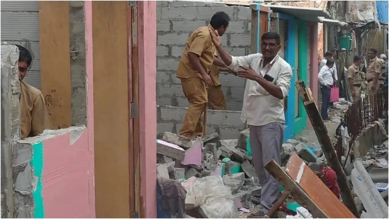 बीएमसी ने कहा कि इन संरचनाओं को मानसून के दौरान जलभराव का एक प्रमुख कारण भी माना गया है.