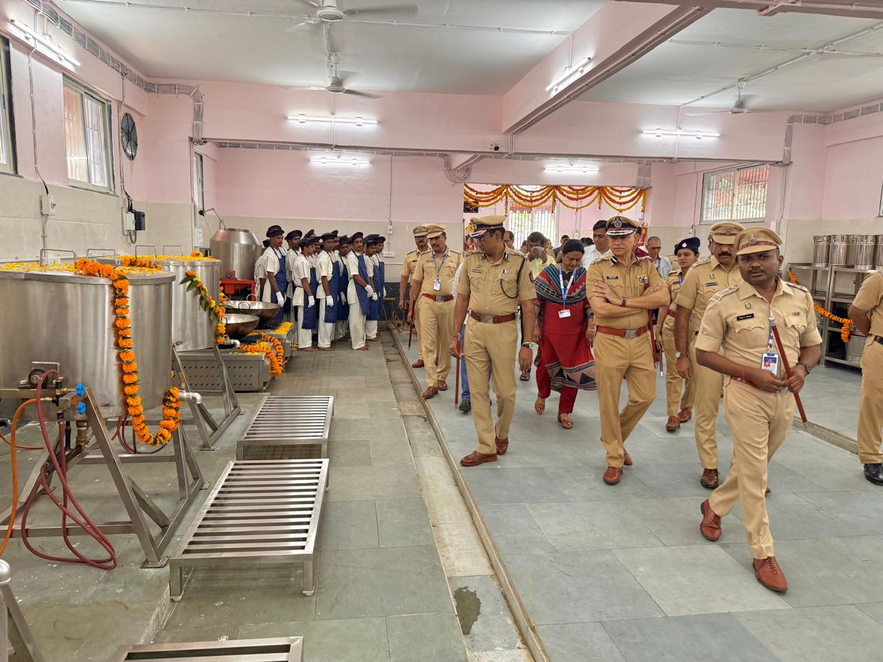 सुधारों के तहत परिसर में ट्रांसजेंडर कैदियों और चिकित्सा ज़रूरतों वाले कैदियों के लिए छह अलग-अलग कोठरियों का निर्माण किया गया है. अधिकारियों ने बताया कि यह पहल जेल में लंबे समय से चली आ रही आवास की कमी को दूर करने के उद्देश्य से की गई है.