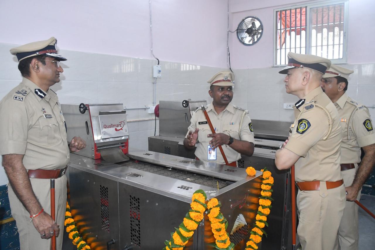 नई सुविधाओं का उद्घाटन अतिरिक्त पुलिस महानिदेशक और जेल महानिरीक्षक सुहास वारके ने किया. विशेष जेल महानिरीक्षक योगेश देसाई मुख्य अतिथि थे, जबकि मुंबई सेंट्रल जेल अधीक्षक हर्षद अहिरराव और कई वरिष्ठ अधिकारियों ने भी समारोह में भाग लिया. उद्घाटन में लोक निर्माण विभाग के इंजीनियर, वरिष्ठ जेल कर्मचारी और कैदी भी मौजूद थे.