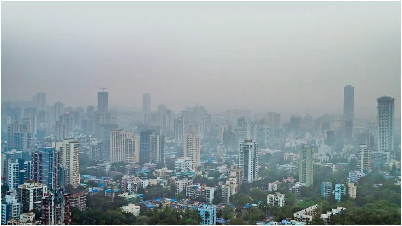 रविवार शाम को मलाड के क्षितिज पर धुंध की घनी चादर छाई रही. तस्वीर/निमेश दवे