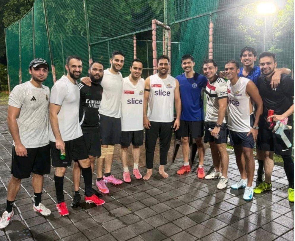 सोशल मीडिया पर वायरल हुई इस तस्वीर में, चेन्नई सुपर किंग्स (सीएसके) के दिग्गज खिलाड़ी मुंबई इंडियंस की जर्सी में नज़र आ रहे हैं.