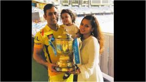महेंद्र सिंह धोनी ने ट्रॉफी जीतने के बाद सीएसके की जर्सी में यह तस्वीर शेयर की, जिसमें उनके साथ उनकी पत्नी और बेटी भी हैं. (तस्वीर: एमएस धोनी इंस्टाग्राम)