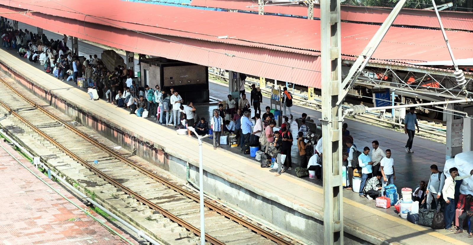 साथ ही, अन्य व्यस्त मार्गों पर भी अतिरिक्त कोच जोड़े जा रहे हैं. 