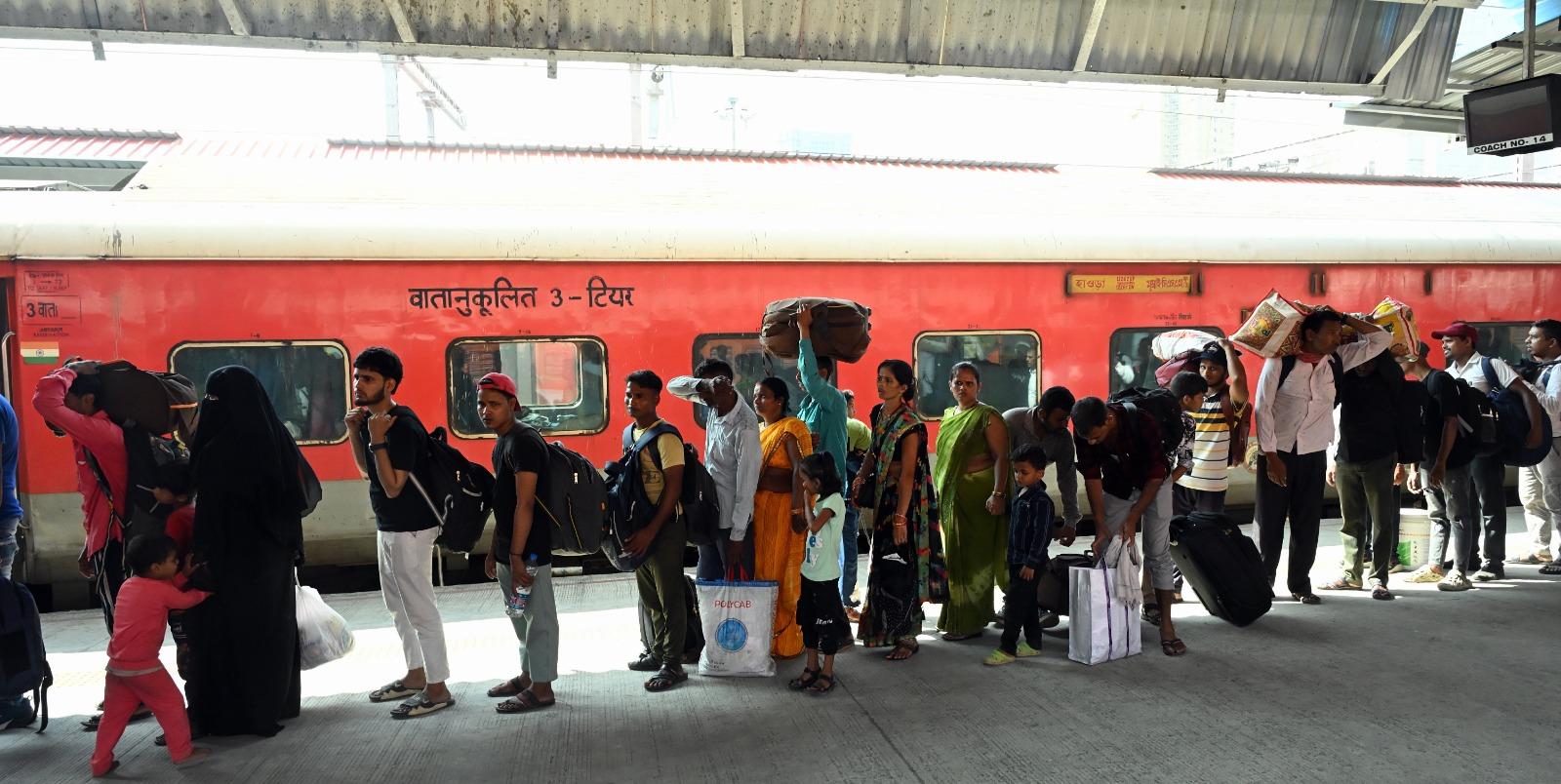 अधिकारियों ने यात्रियों से अपील की है कि वे अपनी ट्रेन के निर्धारित समय से पहले स्टेशन पहुंचें और ट्रेन में चढ़ते-उतरते समय सभी सुरक्षा निर्देशों का पालन करें. 