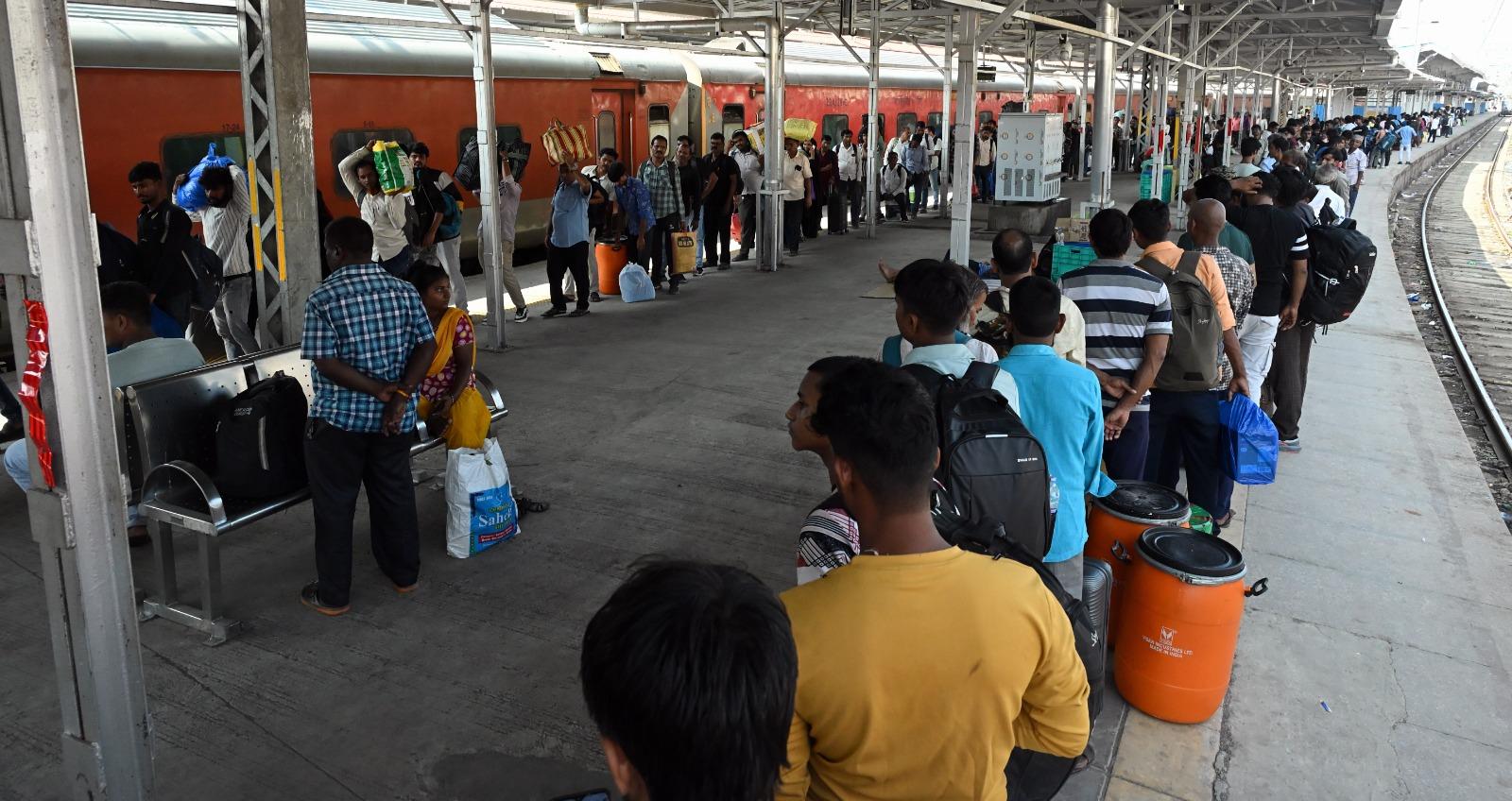 यात्रियों की सुविधा के लिए अनाउंसमेंट की आवृत्ति भी बढ़ा दी गई है ताकि किसी को असुविधा न हो.