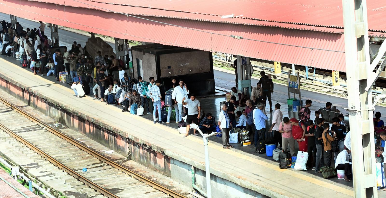 कई यात्री अपने परिवार के साथ प्लेटफार्म पर रात से ही ट्रेनों का इंतजार कर रहे थे. सुरक्षा के मद्देनजर अतिरिक्त आरपीएफ कर्मियों की तैनाती की गई है और स्टेशन के सभी गेटों पर निगरानी बढ़ाई गई है.