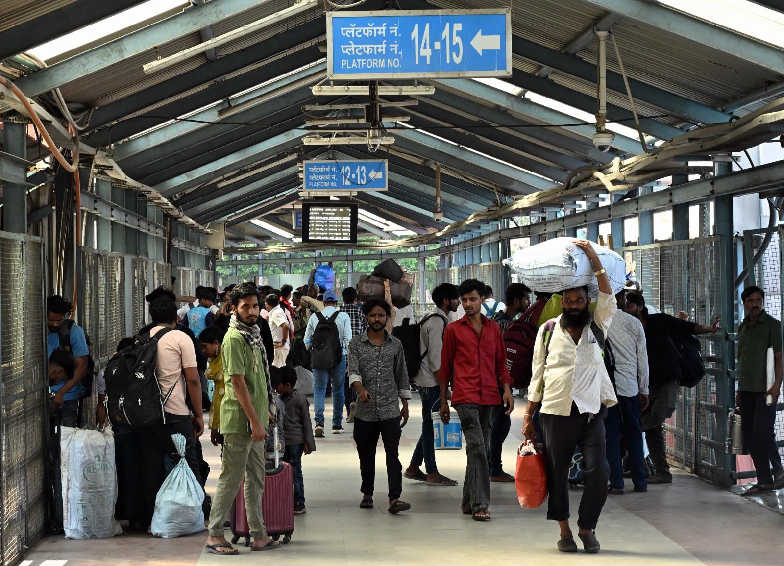 रेलवे प्रशासन ने कहा कि इस कदम से मुंबई से पूर्वी राज्यों की यात्रा करने वाले लाखों यात्रियों को राहत मिलेगी और त्योहारी सीजन में यात्रा अपेक्षाकृत सुगम हो सकेगी.