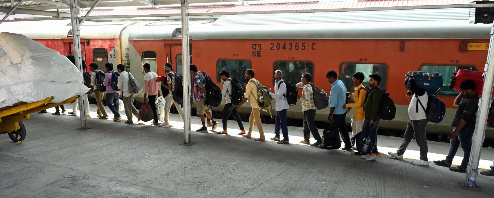 रेलवे अधिकारियों ने बताया कि स्टेशन पर भीड़ बढ़ने की मुख्य वजह पूर्वी भारत, खासकर बिहार और उत्तर प्रदेश जाने वाली ट्रेनों में बढ़ती मांग है. 