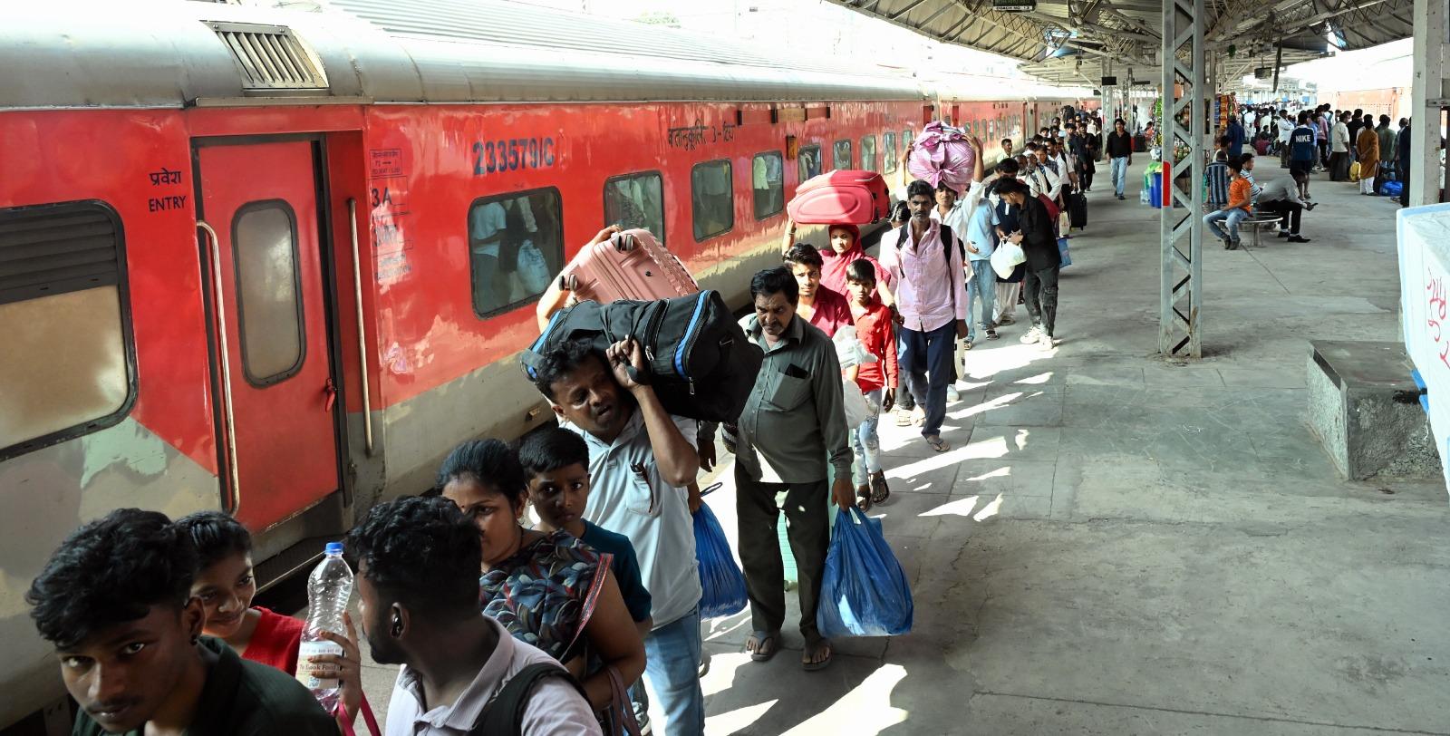 त्योहारी सीजन की भीड़ को नियंत्रित करने और यात्रियों को अतिरिक्त सुविधा प्रदान करने के लिए मध्य रेलवे ने बुधवार को लोकमान्य तिलक टर्मिनस (एलटीटी) और छपरा के बीच चार विशेष ट्रेनें चलाने की घोषणा की है. 