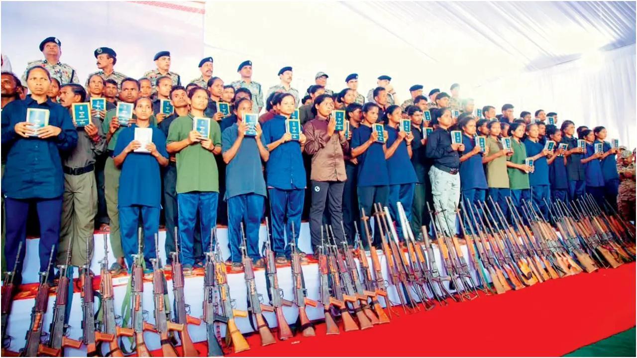 माओवादियों ने पुलिस को 153 हथियार सौंपे. तस्वीर/X@govind4784